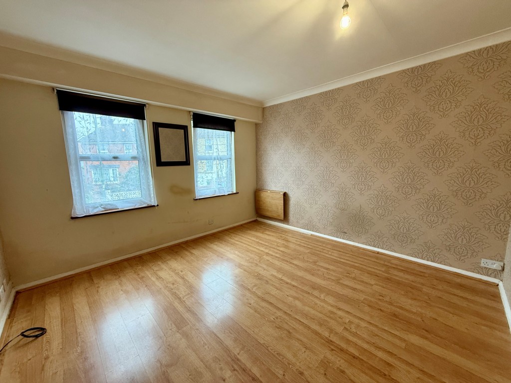 Lot: 121 - STUDIO FLAT FOR IMPROVEMENT - Living room/bedroom